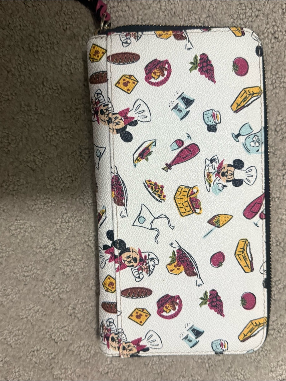Disney Dooney & Bourke Food & Wine Festival Minnie Mouse Zip Wallet - Picture 3 of 4